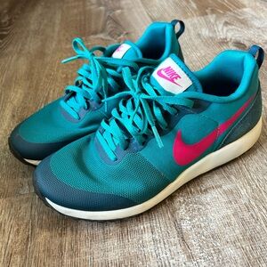 Nike woman shoes 7.5